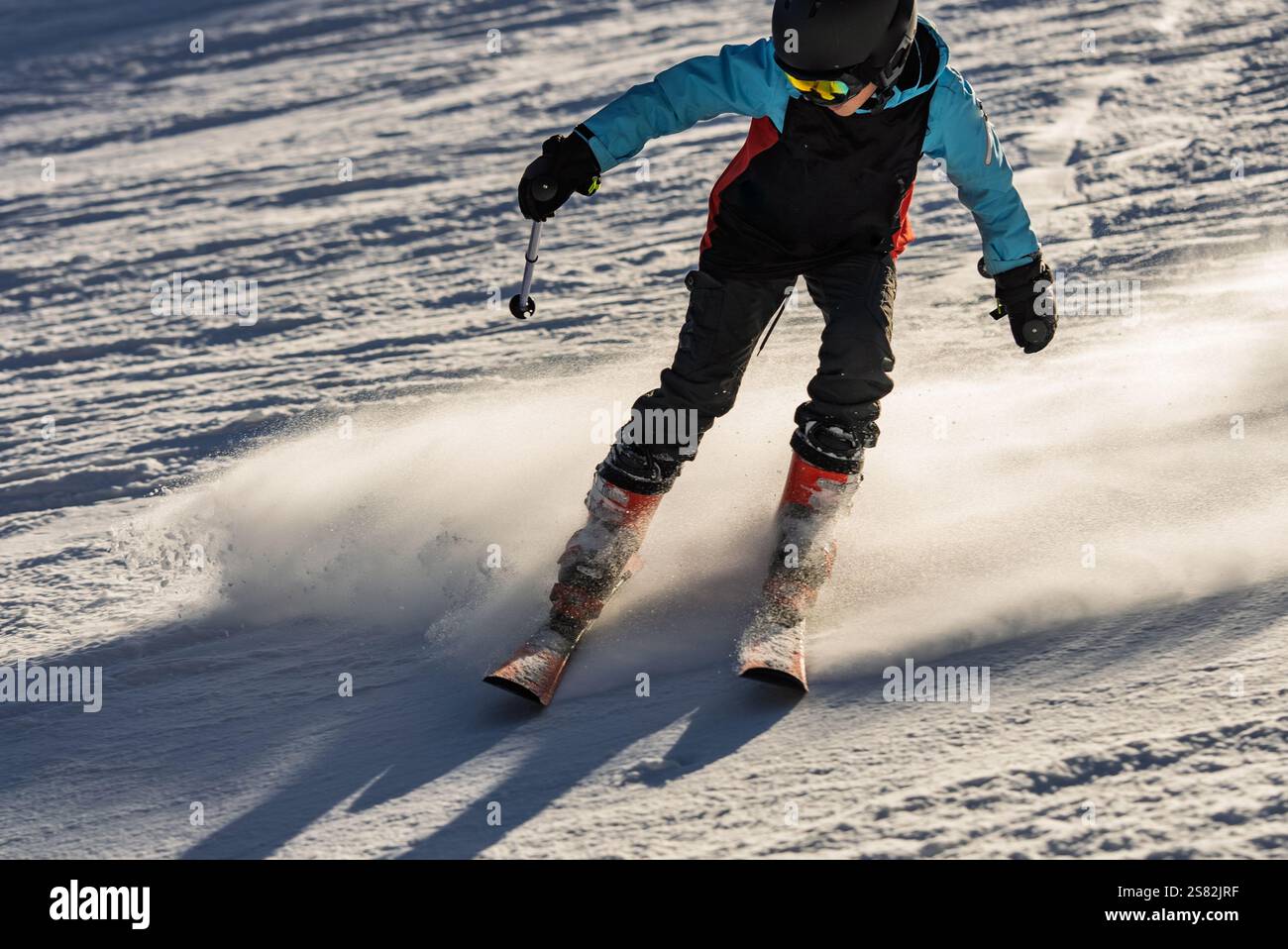 Groupe de personnes skiant dans les montagnes par une journée ensoleillée d'hiver. Cours de ski avec instructeurs locaux. Les enfants apprennent à skier avec un moniteur. Enfants Banque D'Images
