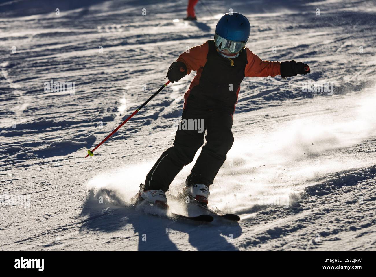 Groupe de personnes skiant dans les montagnes par une journée ensoleillée d'hiver. Cours de ski avec instructeurs locaux. Les enfants apprennent à skier avec un moniteur. Enfants Banque D'Images