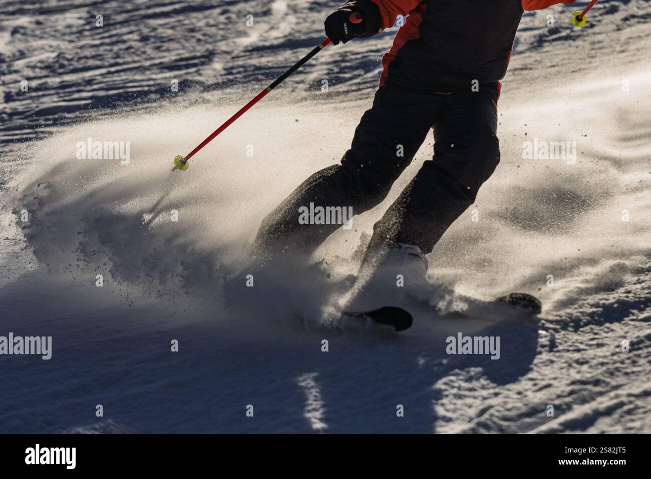 Groupe de personnes skiant dans les montagnes par une journée ensoleillée d'hiver. Cours de ski avec instructeurs locaux. Les enfants apprennent à skier avec un moniteur. Enfants Banque D'Images