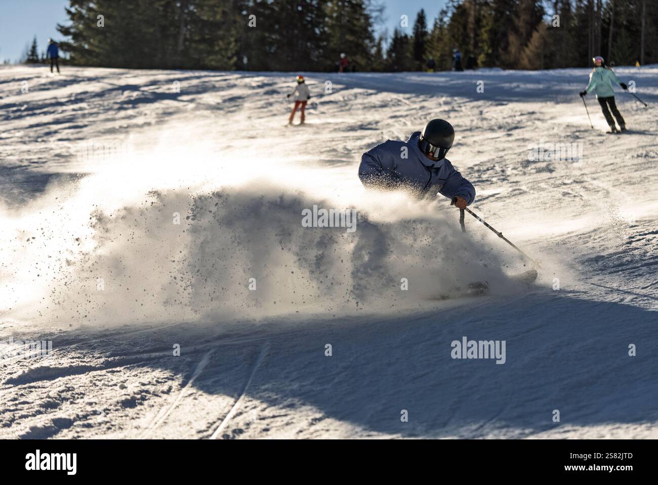 Groupe de personnes skiant dans les montagnes par une journée ensoleillée d'hiver. Cours de ski avec instructeurs locaux. Les enfants apprennent à skier avec un moniteur. Enfants Banque D'Images