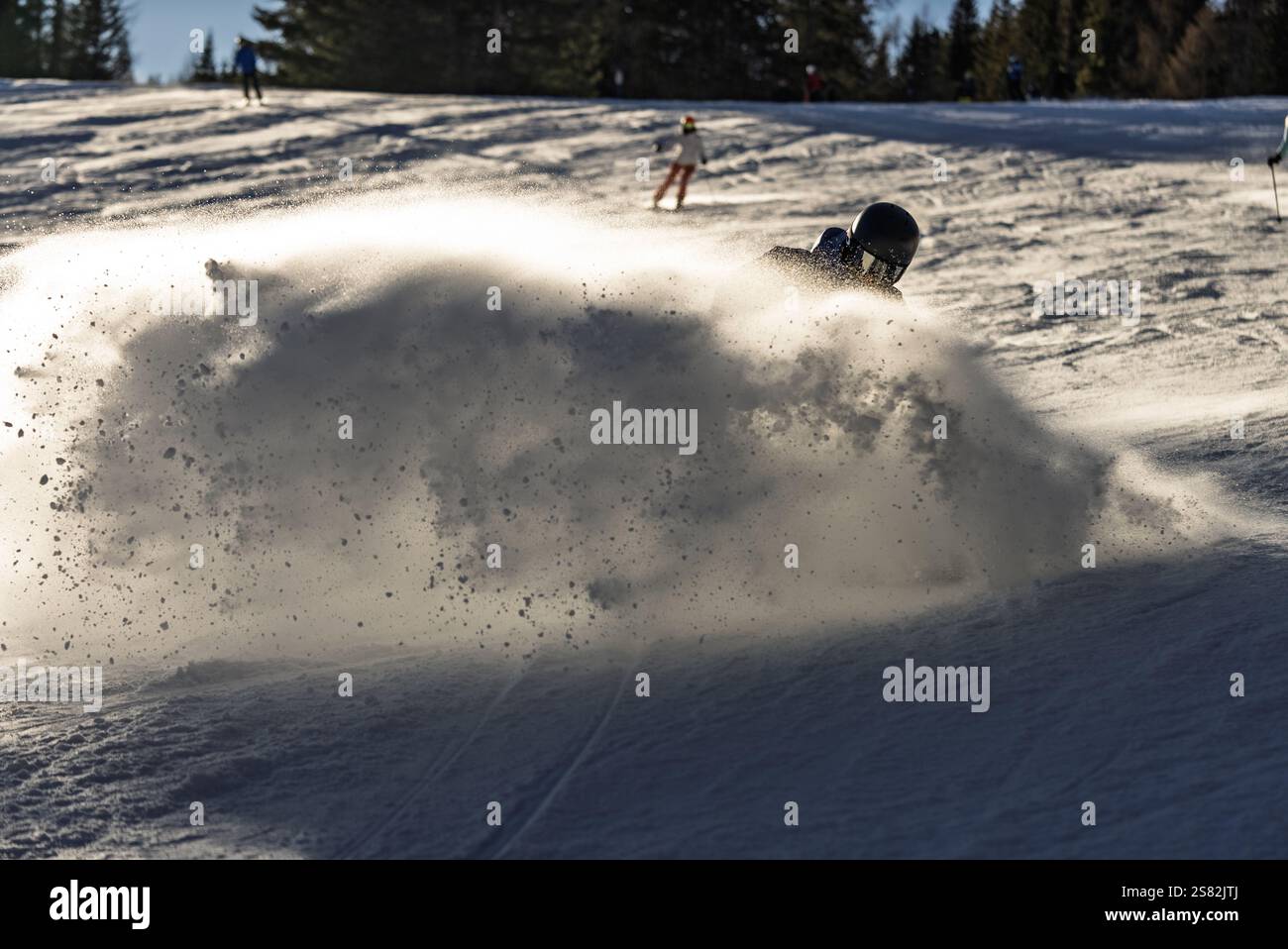 Groupe de personnes skiant dans les montagnes par une journée ensoleillée d'hiver. Cours de ski avec instructeurs locaux. Les enfants apprennent à skier avec un moniteur. Enfants Banque D'Images