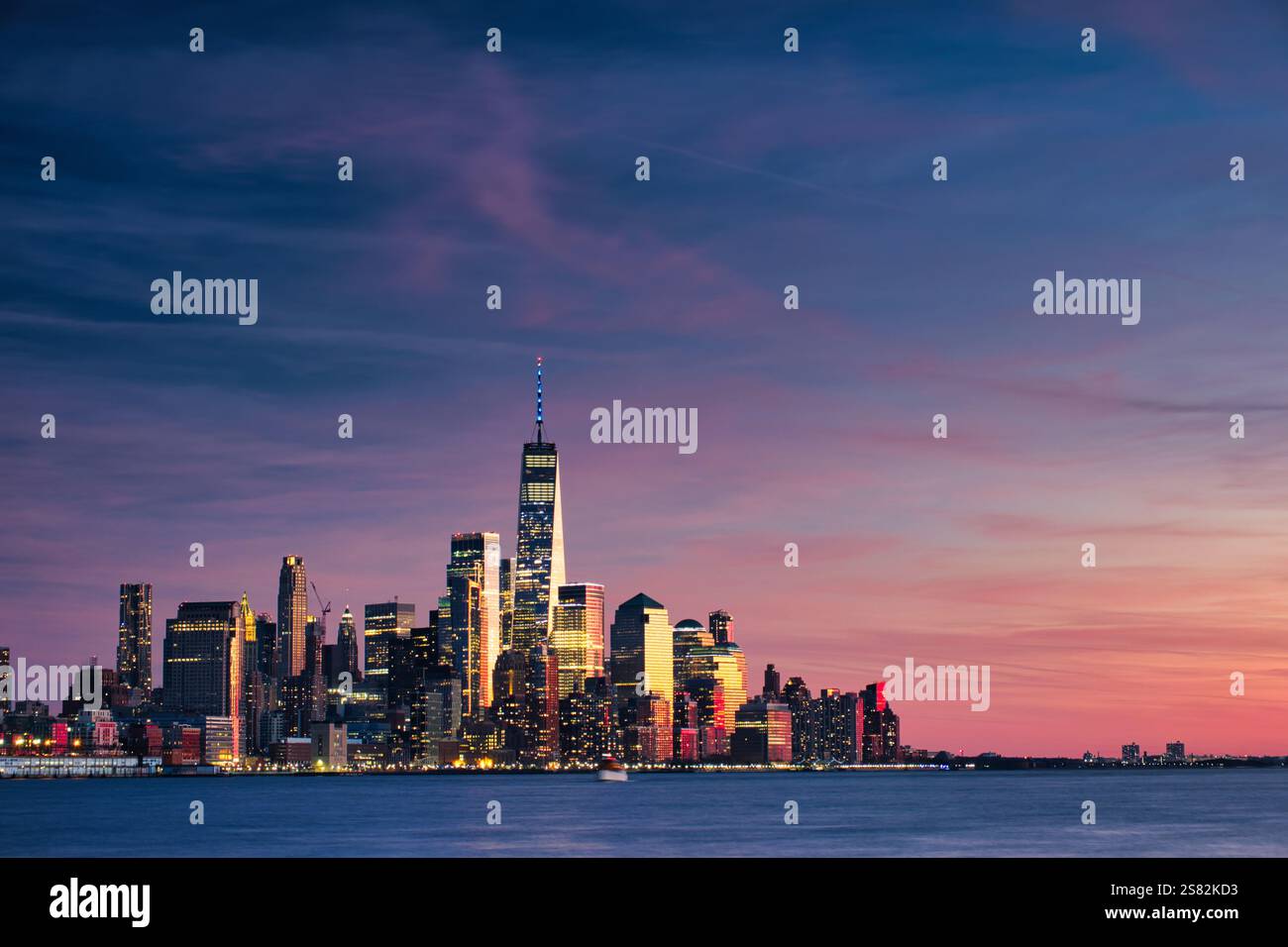 Longue exposition de l'horizon de Manhattan vu de Hoboken, New Jersey, au crépuscule. La lumière du soir apaisante met en valeur les gratte-ciel emblématiques de la ville Banque D'Images