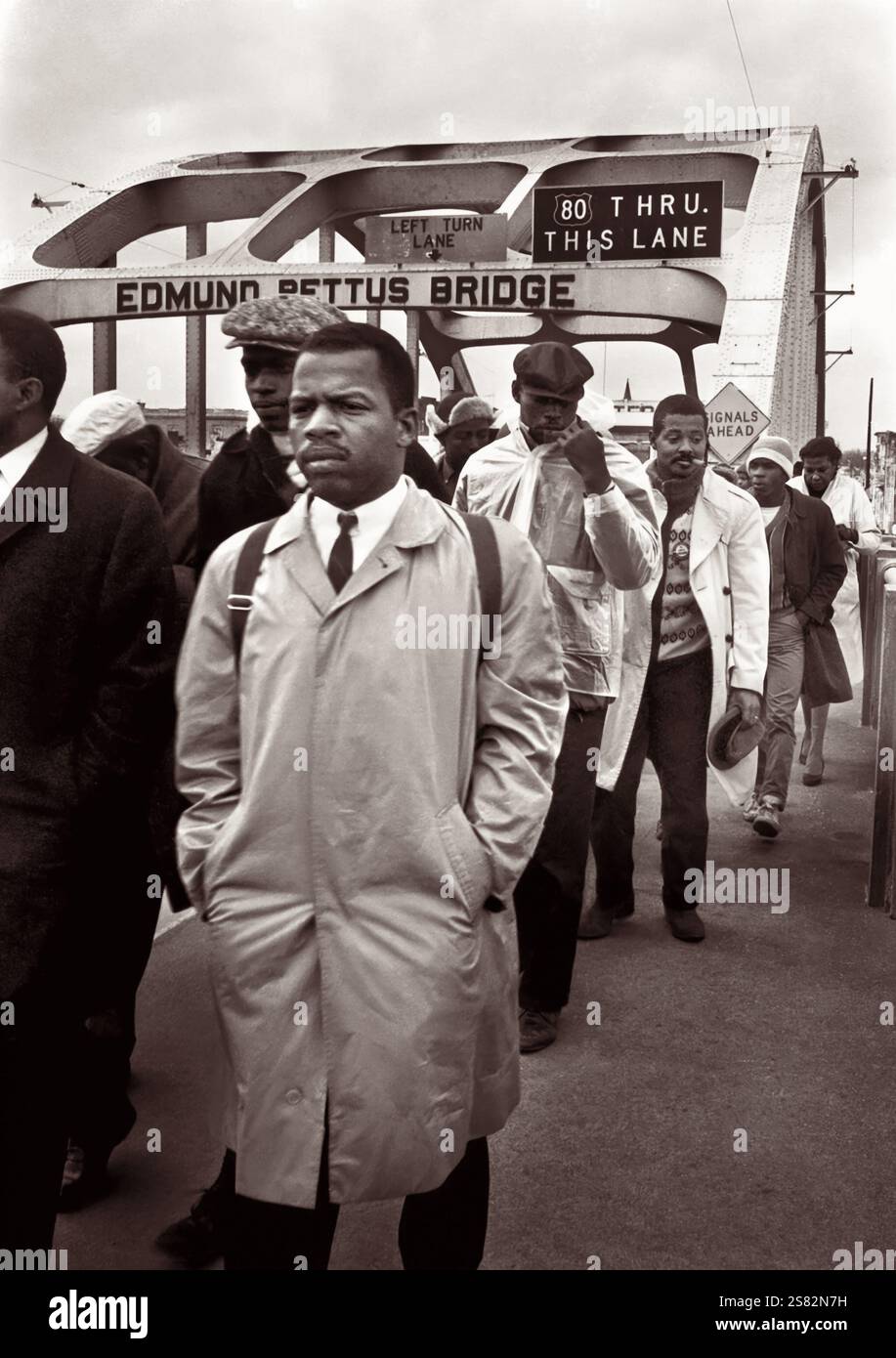 John Lewis (1940-2020) au pont Selma Pettus le dimanche sanglant lors de la marche pour les droits civiques Selma à Montgomery en Alabama le dimanche 7 mars 1965. (ÉTATS-UNIS) Banque D'Images