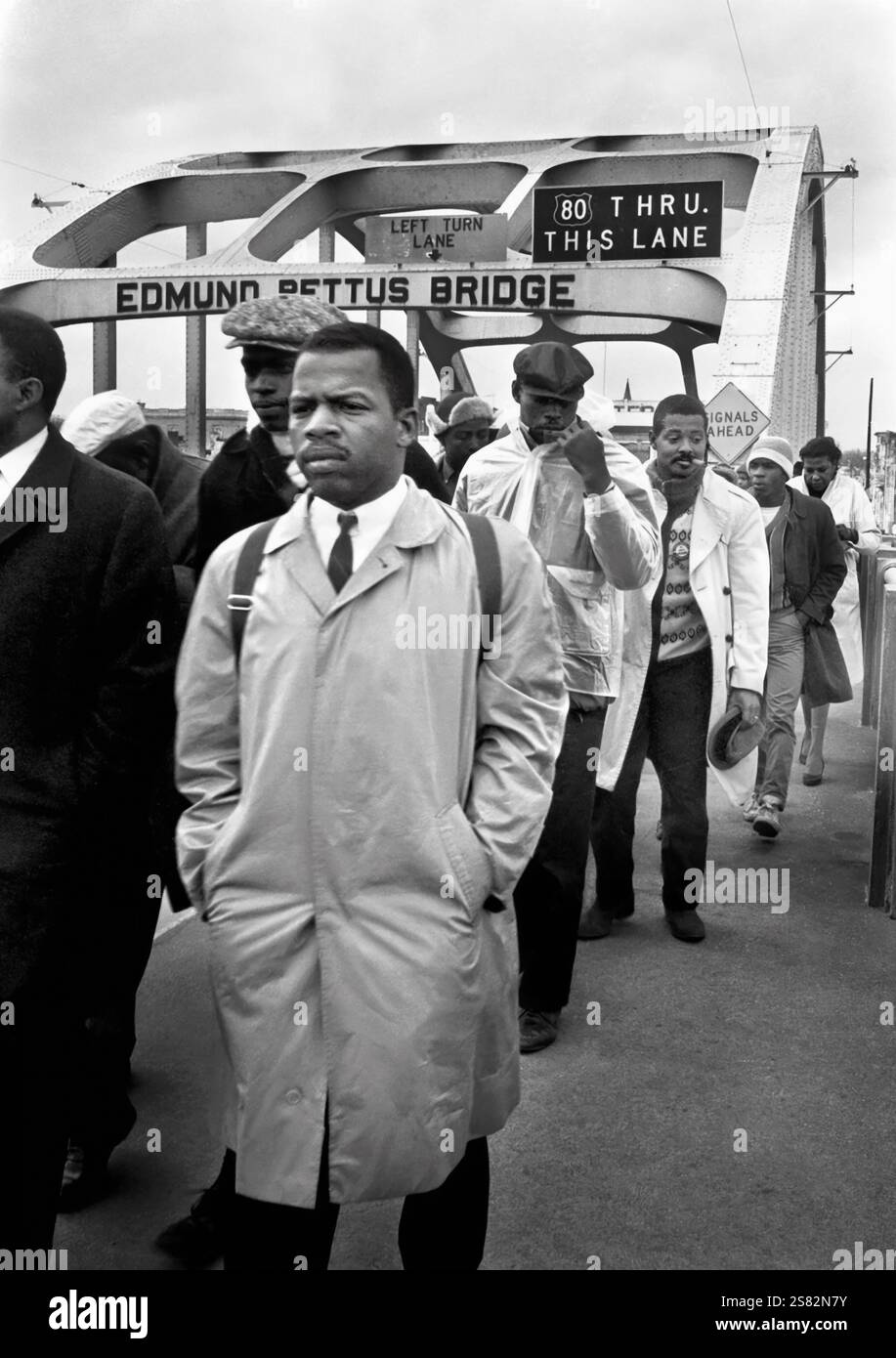 John Lewis (1940-2020) au pont Selma Pettus le dimanche sanglant lors de la marche pour les droits civiques Selma à Montgomery en Alabama le dimanche 7 mars 1965. (ÉTATS-UNIS) Banque D'Images