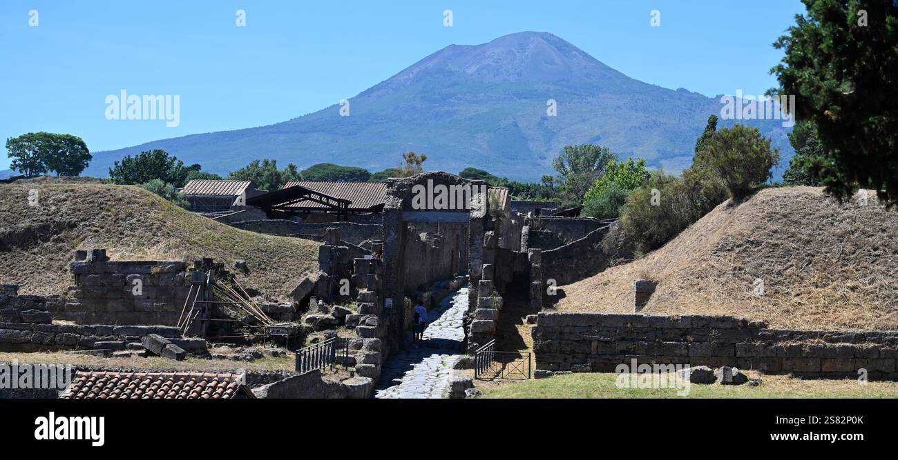 Vue sur le Vésuve depuis l'ancienne ville romaine de Pompéi Italie Banque D'Images