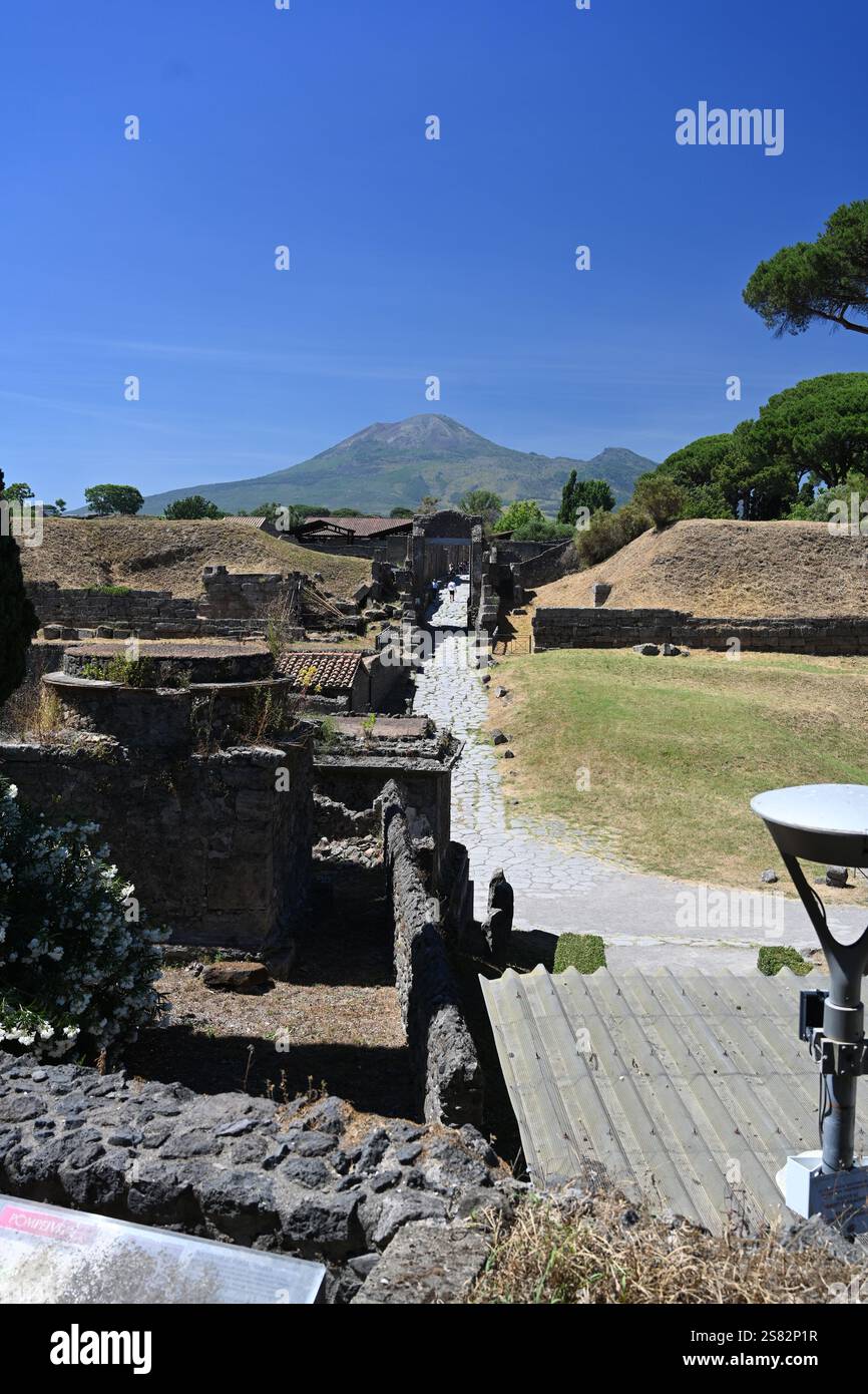Vue sur le Vésuve depuis l'ancienne ville romaine de Pompéi Italie Banque D'Images