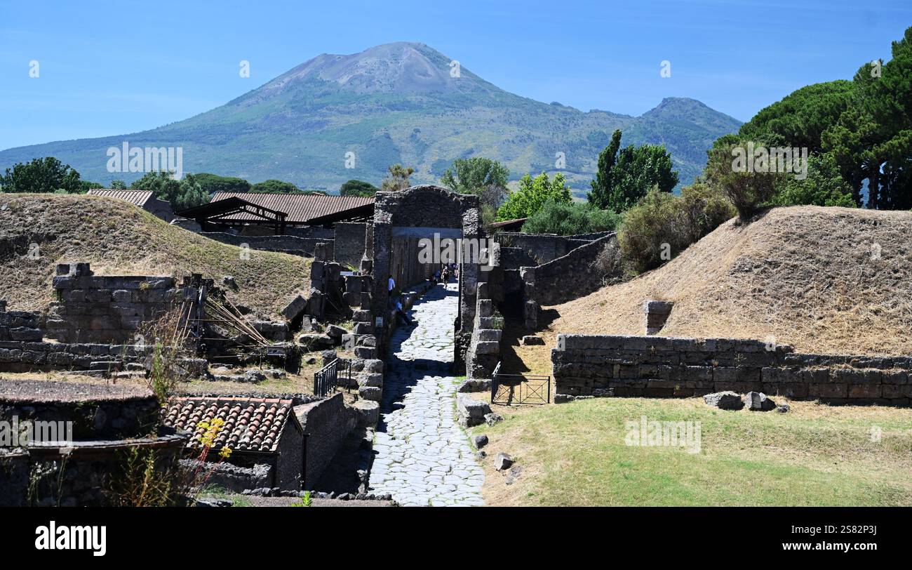 Vue sur le Vésuve depuis l'ancienne ville romaine de Pompéi Italie Banque D'Images