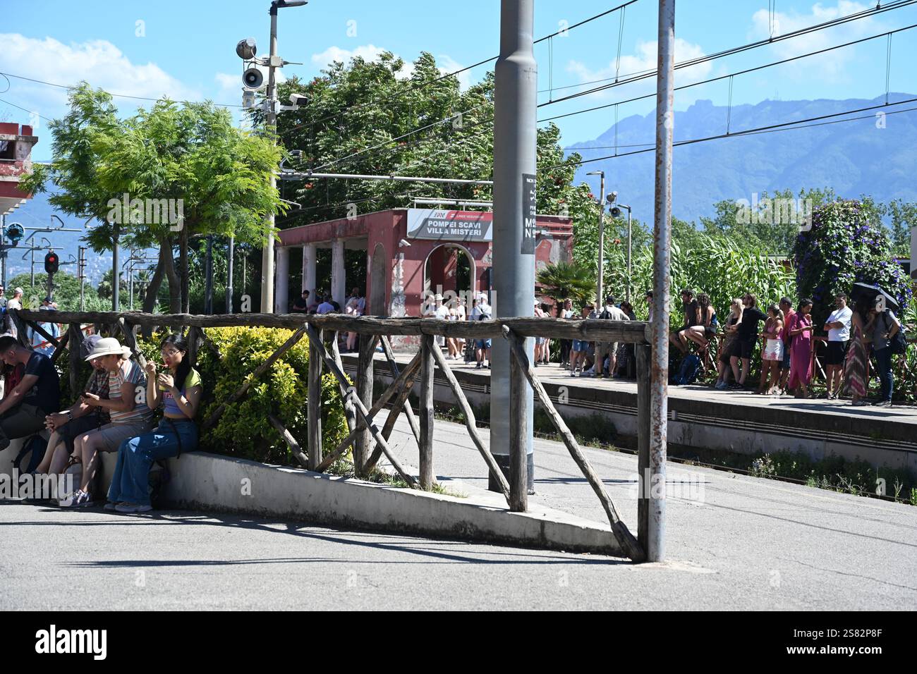 De la gare de Pompéi aux ruines du site du patrimoine mondial de l'UNESCO de Pompéi Banque D'Images