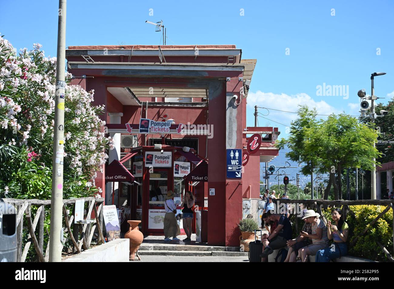 De la gare de Pompéi aux ruines du site du patrimoine mondial de l'UNESCO de Pompéi Banque D'Images