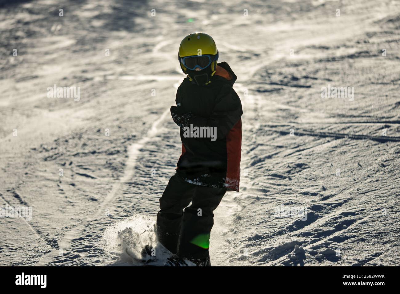 Groupe de personnes snowboard dans les montagnes par une journée ensoleillée d'hiver. Cours de snowboard avec instructeurs locaux. Les enfants apprennent à faire du snowboard avec un instruc Banque D'Images