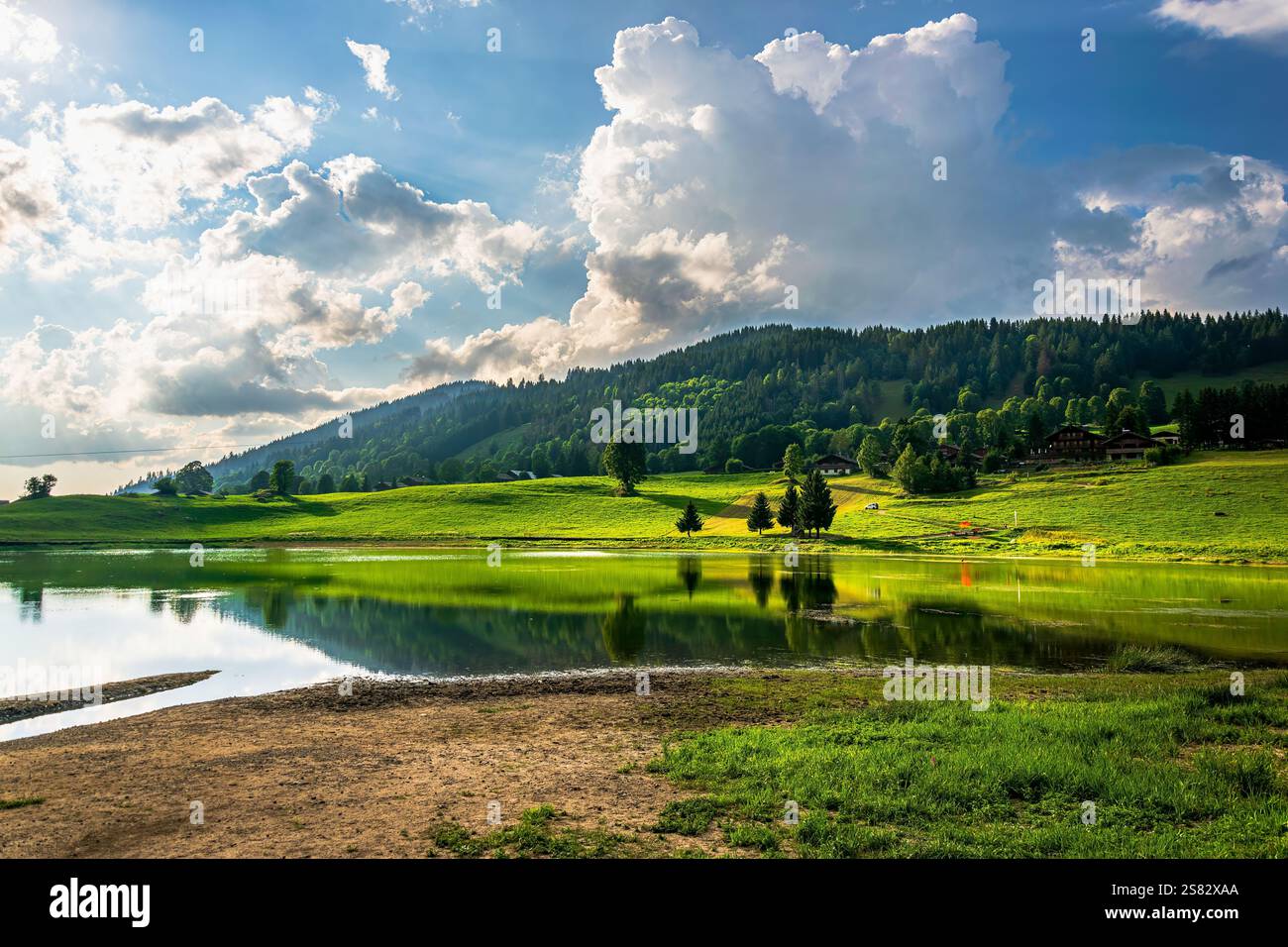 Montagnes et lac Lac des confins dans les Alpes françaises Banque D'Images