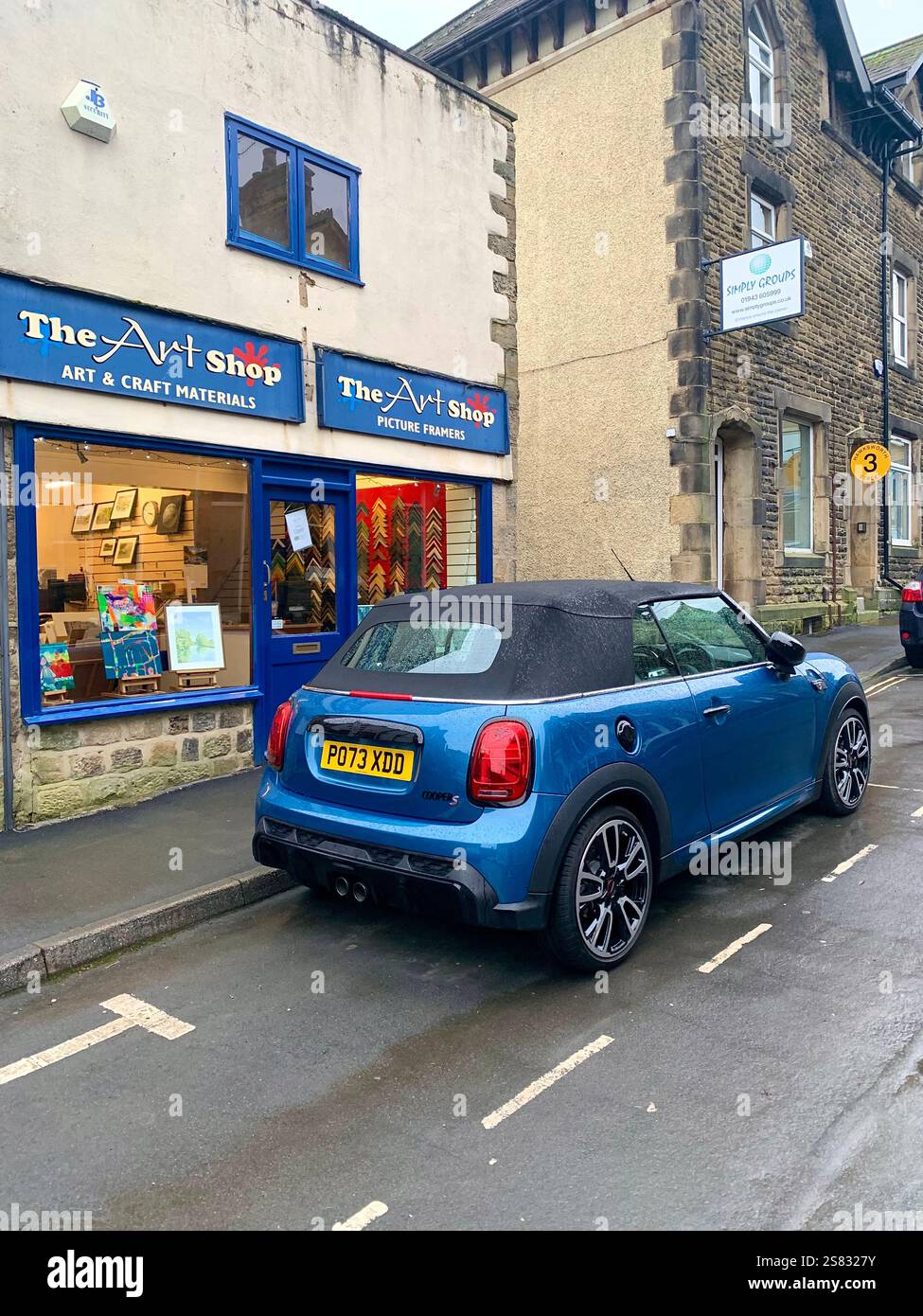 Ilkley boutique magasins panneau commercial place voiture mini cooper S Soft Top route chemin tourisme touristes rue vue peintures panneaux d'image Leeds Bradford - Image de stock capturée avec un smartphone
