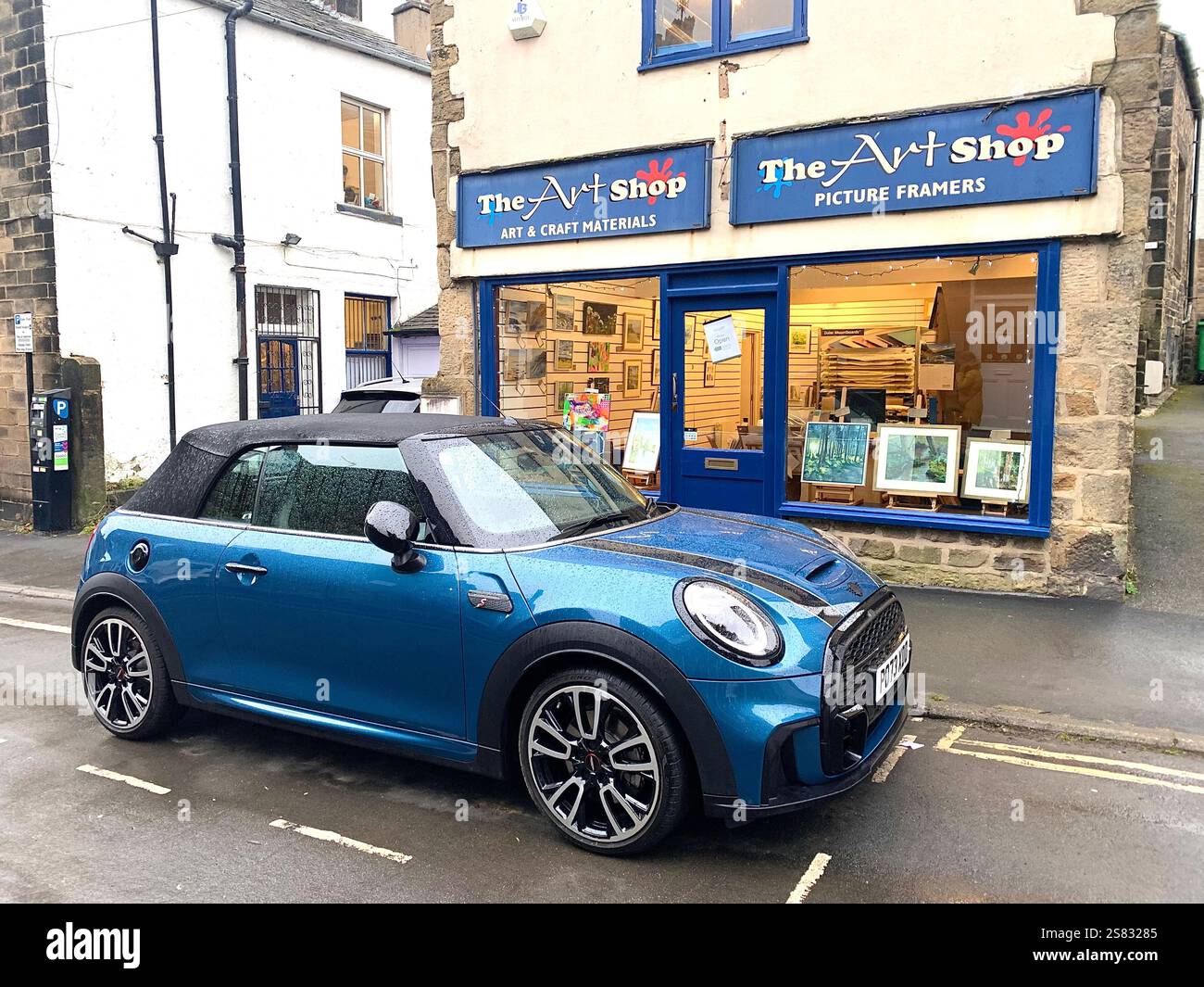 Ilkley boutique magasins panneau commercial place voiture mini cooper S Soft Top route chemin tourisme touristes rue vue peintures panneaux d'image Leeds Bradford - Image de stock capturée avec un smartphone