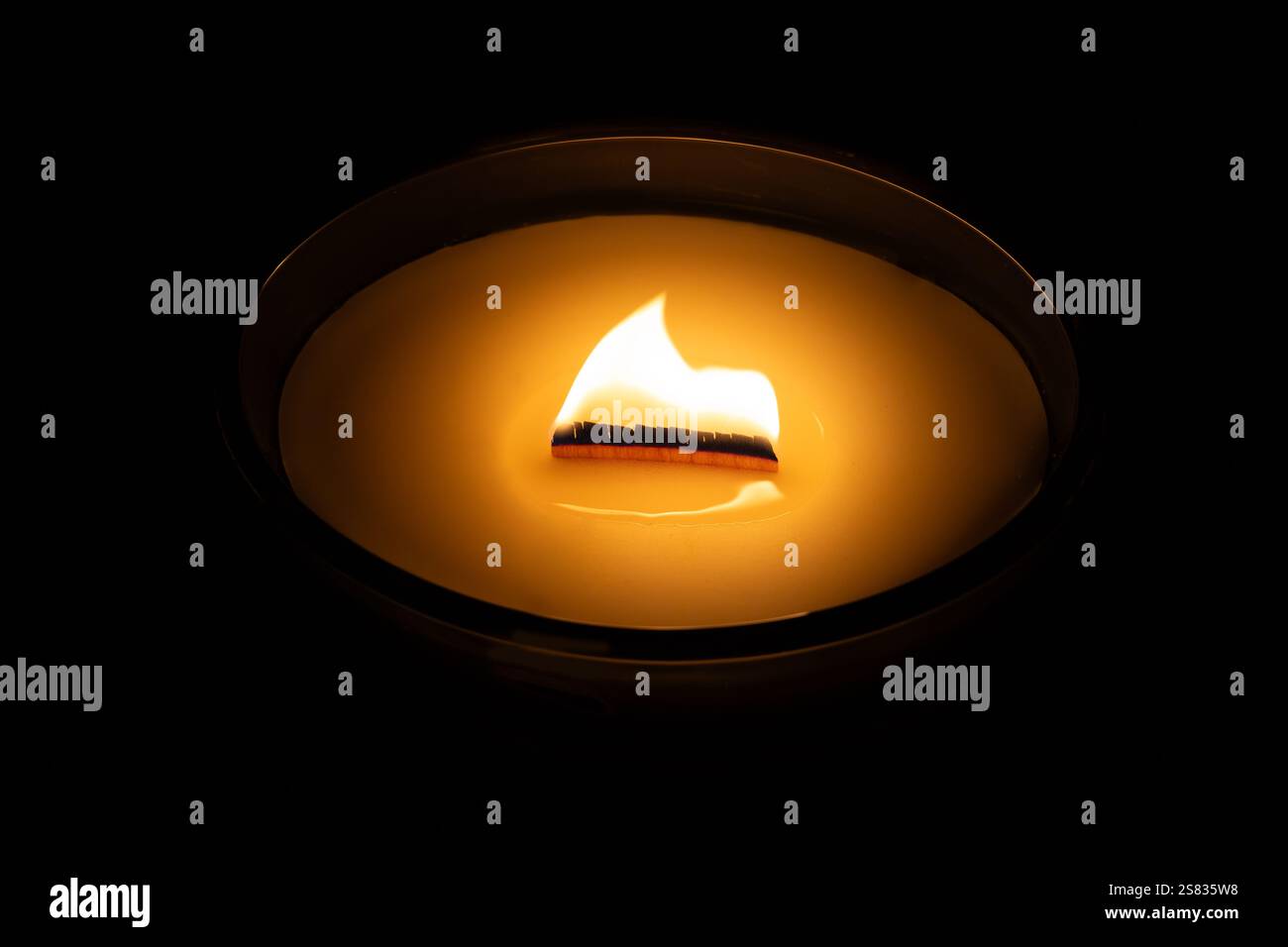 Flamme de bougie sur fond noir. Vue de dessus. Banque D'Images