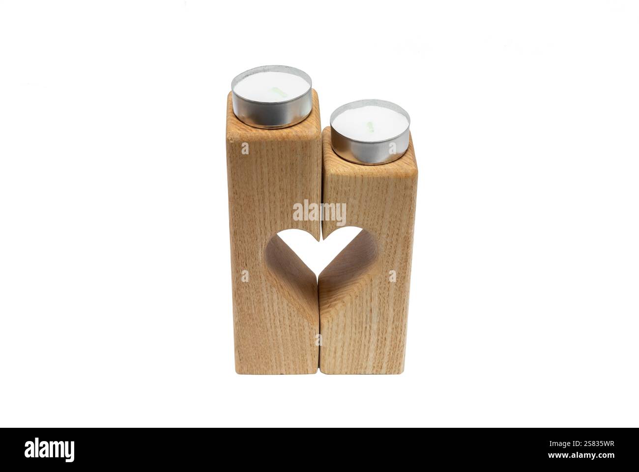 Bougeoir en bois. Bougies d'amour sur un fond blanc. Banque D'Images
