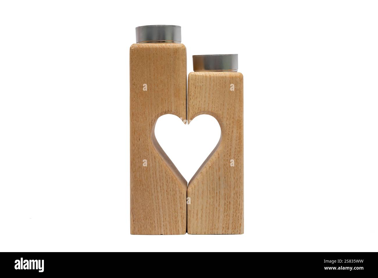 Bougeoir en bois. Vue de face. Le support se compose de deux morceaux de bois et au milieu forme un coeur. Isolé sur fond blanc. Banque D'Images