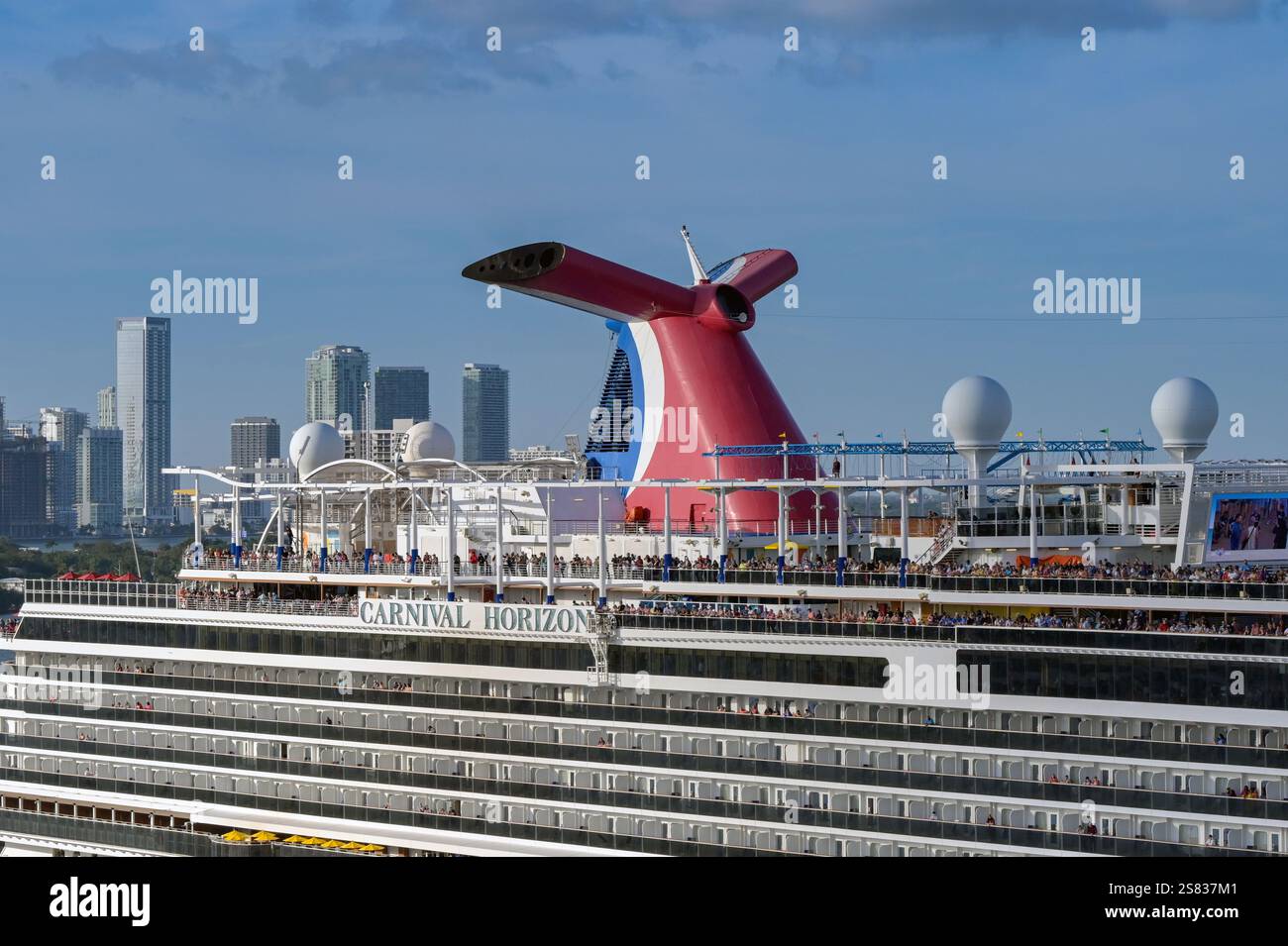 Miami, Floride, États-Unis - 4 janvier 2025 : les personnes sur les ponts du bateau de croisière Carnival Horizon quittent le port de Miami au début d'une croisière Banque D'Images