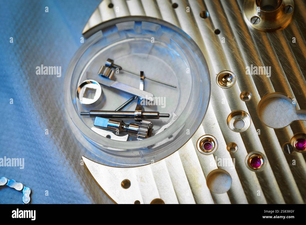 Fabrication de précision dans le chronométrage avec des pièces de rechange de mécanisme d'horloge exquis disposés méticuleusement sur un corps principal brillant Banque D'Images