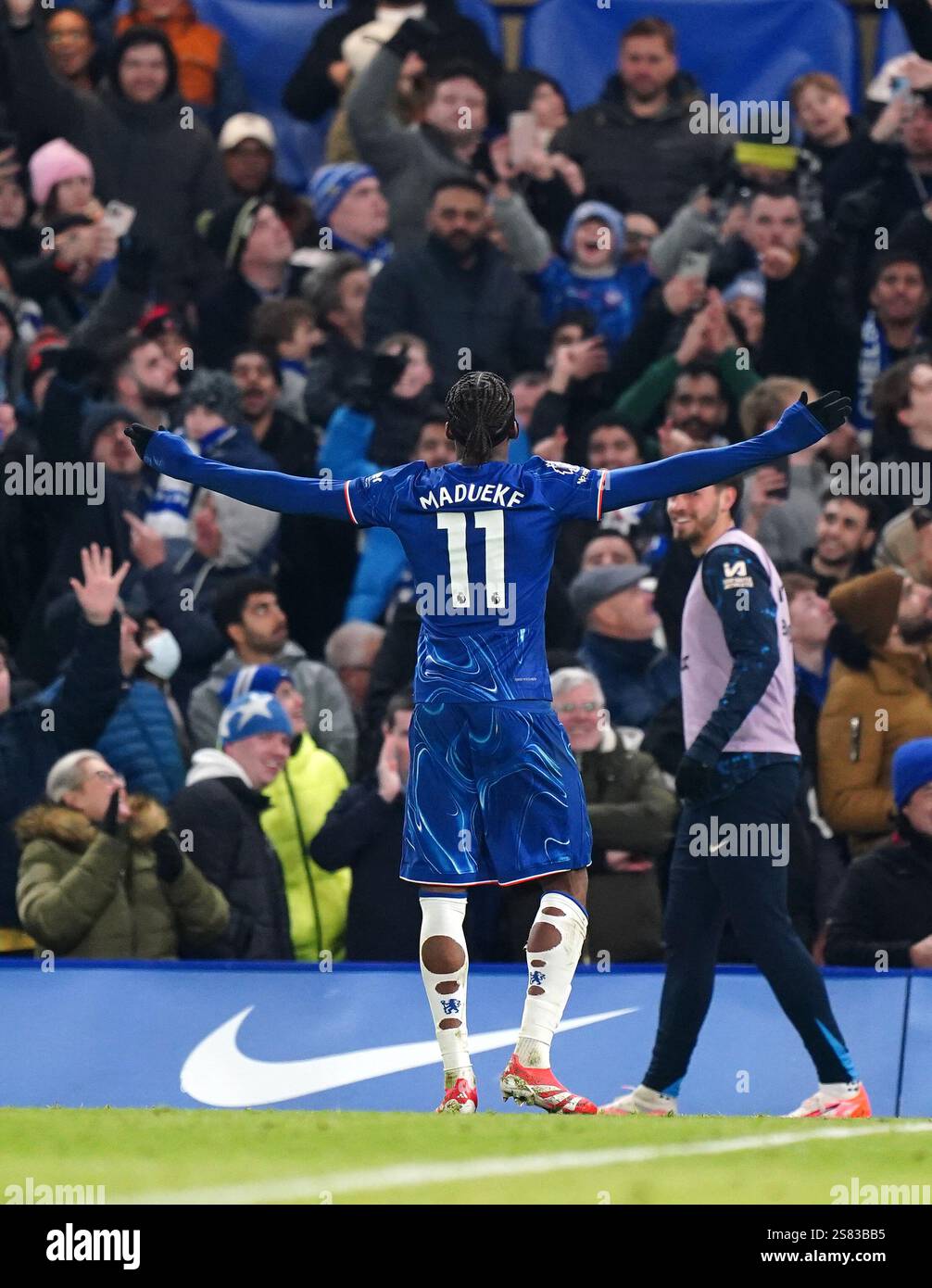 Noni Madueke de Chelsea célèbre avoir marqué le troisième but de son équipe lors du match de premier League à Stamford Bridge, Londres. Date de la photo : lundi 20 janvier 2025. Banque D'Images