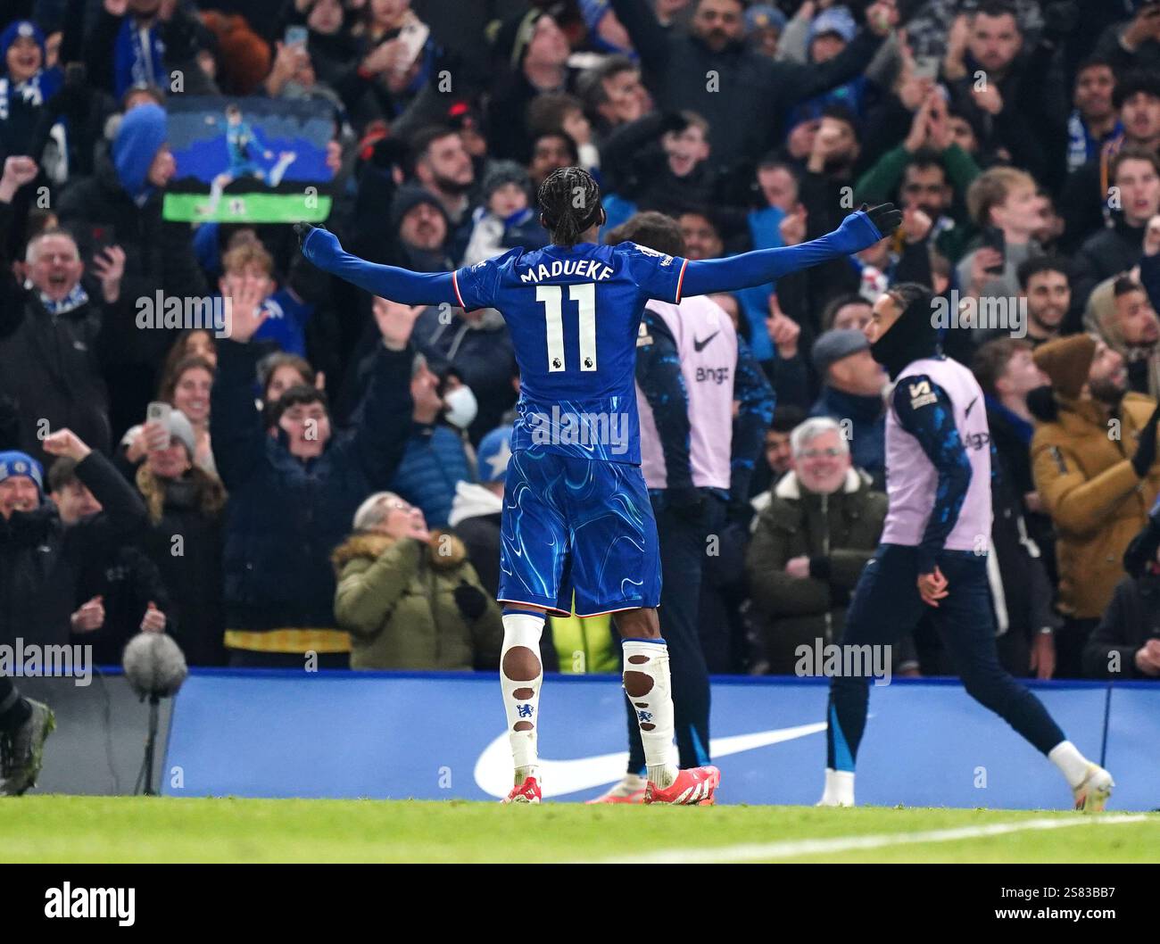 Noni Madueke de Chelsea célèbre avoir marqué le troisième but de son équipe lors du match de premier League à Stamford Bridge, Londres. Date de la photo : lundi 20 janvier 2025. Banque D'Images