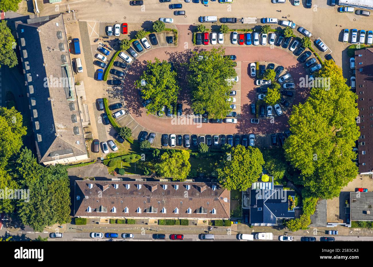 Vue aérienne, parking vert ovale au Département des enquêtes criminelles 15 et quartier général de la police avec poste de police, Buer, Gelsenkirchen, Ruhr sont Banque D'Images