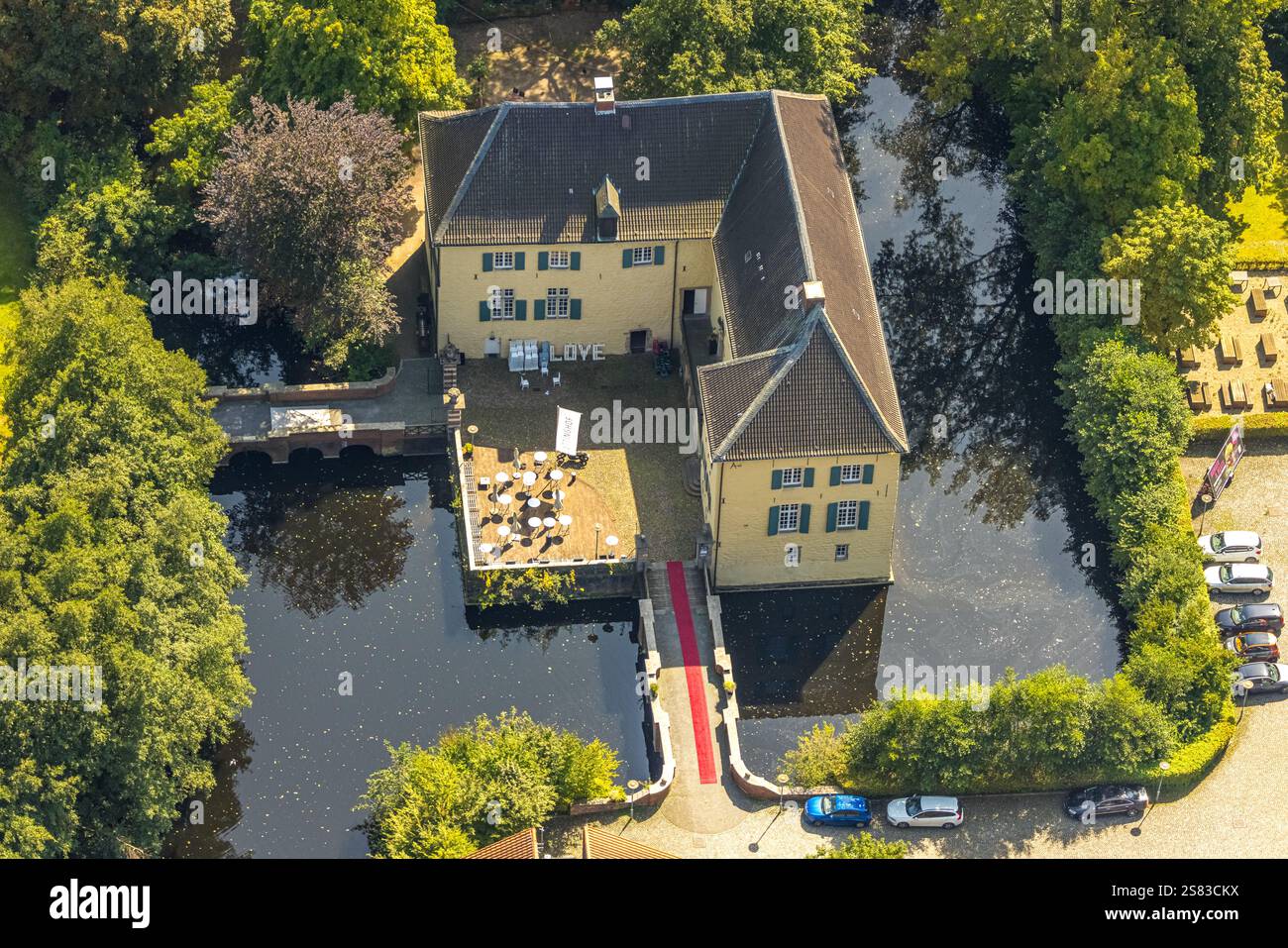Vue aérienne, château avec douves et forêt, lieu de Lüttinghof événement, AMOUR en lettres capitales dans la cour du château, Hassel, Gelsenkirchen, Ru Banque D'Images