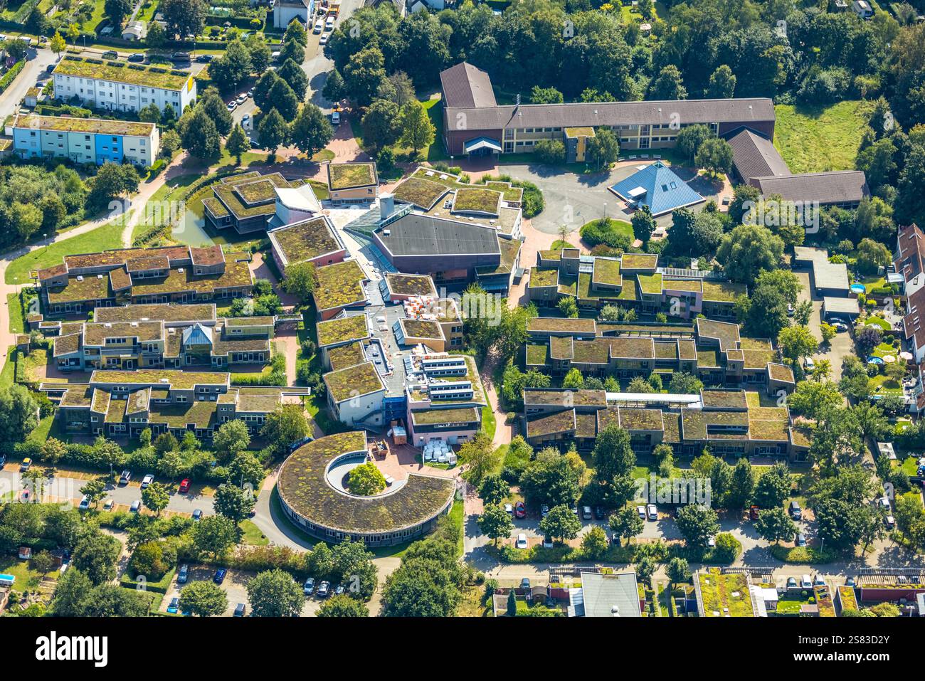 Vue aérienne, Laarstraße avec école polyvalente protestante, toit plat verdoyant toits verts et chantier de construction, Bismarck, Gelsenkirchen, région de la Ruhr Banque D'Images