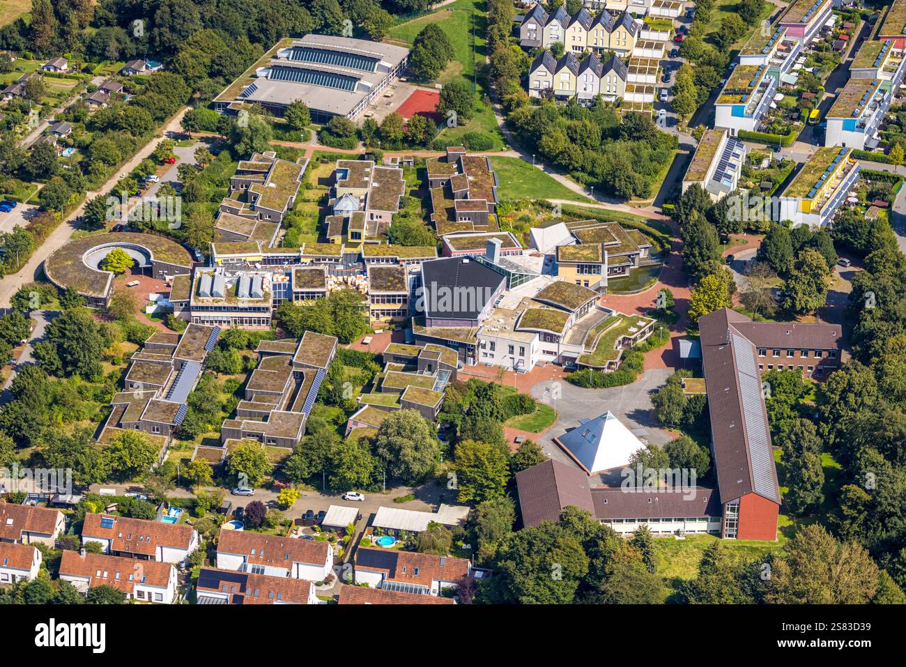 Vue aérienne, Laarstraße avec école polyvalente protestante, toits verts à toit plat et chantier de construction, derrière la salle de sport, Bismarck, Gelsenkir Banque D'Images