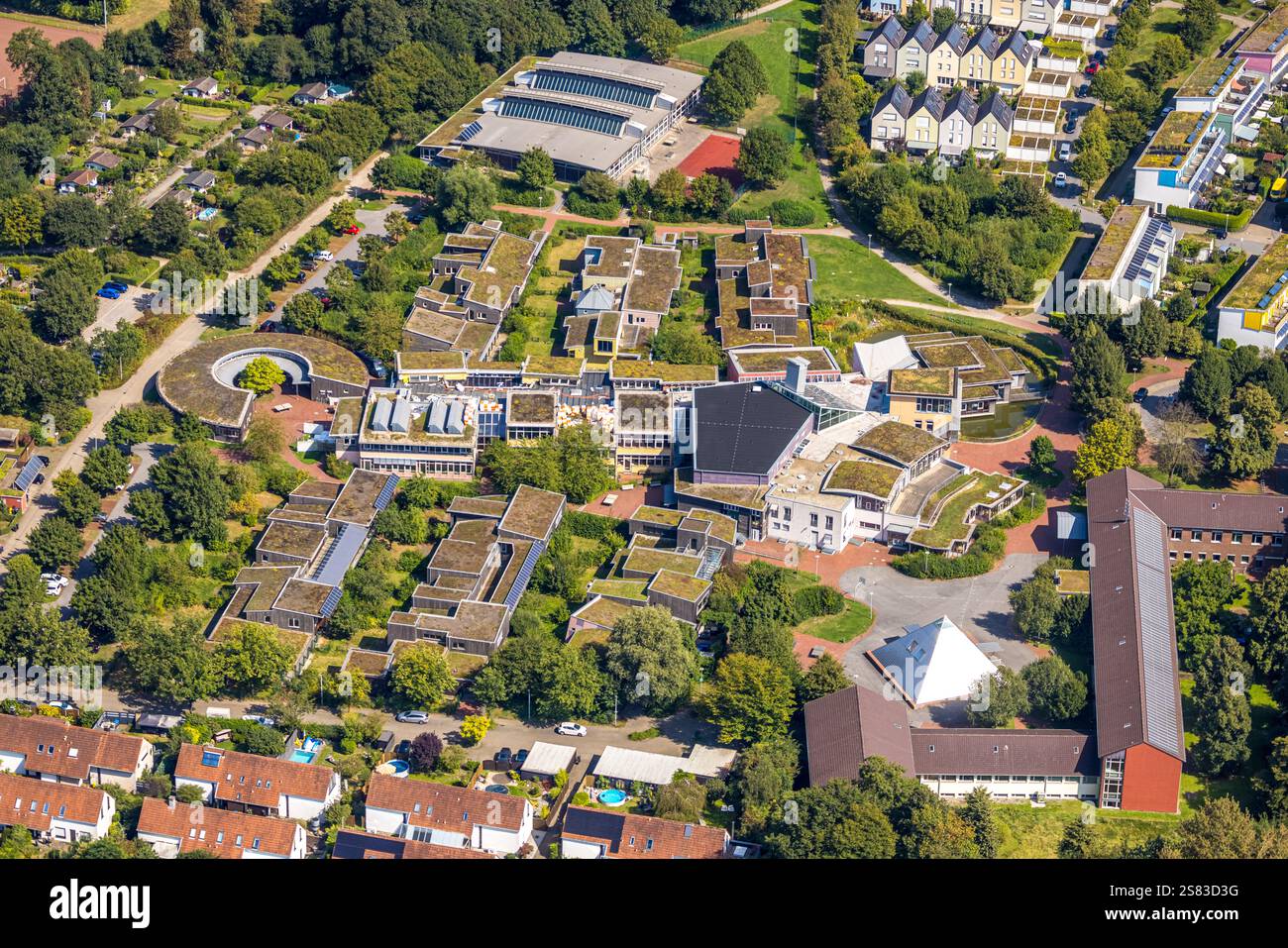 Vue aérienne, Laarstraße avec école polyvalente protestante, toits verts à toit plat et chantier de construction, derrière la salle de sport, Bismarck, Gelsenkir Banque D'Images