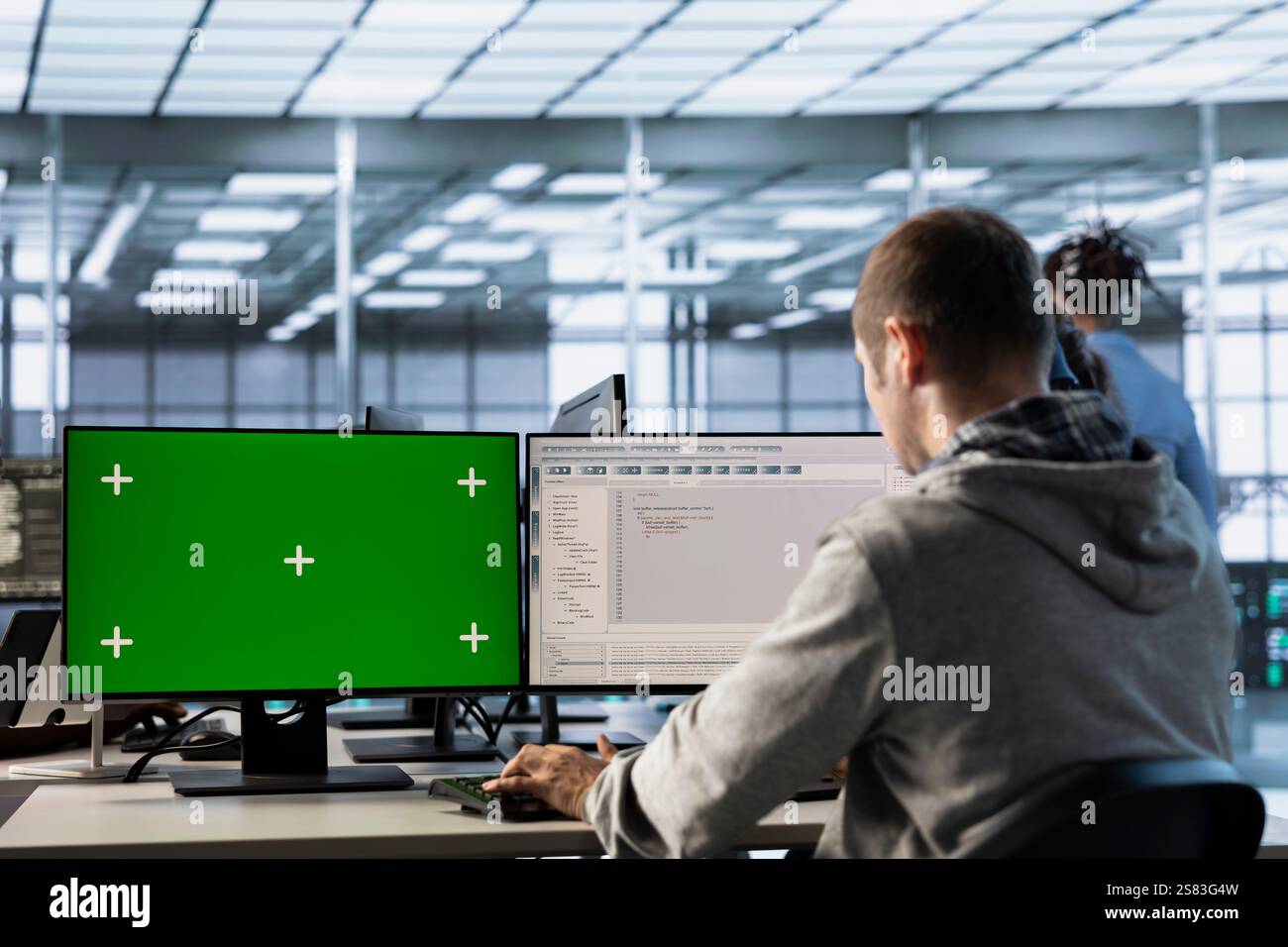 Développeur de logiciels utilisant un PC à écran isolé pour faire de la programmation dans la salle des serveurs fournissant des ressources informatiques pour les charges de travail. Expert INFORMATIQUE supervisant les superordinateurs de centres de données à l'aide d'un ordinateur maquette Banque D'Images