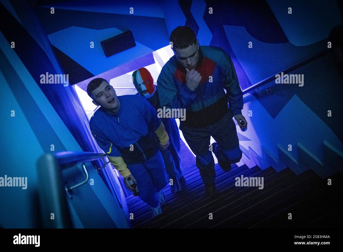 Kneecap (2024) réalisé par Rich Peppiatt avec Móglaí BaP, Mo Chara et DJ Próvai. Lorsque le destin amène JJ, professeur de Belfast, dans l'orbite de Naoise et Liam OG, « Low Life Scum », avoués eux-mêmes, l'aiguille tombe sur un numéro hip hop comme aucun autre. Rapper dans leur irlandais natal, ils mènent un mouvement pour sauver leur langue maternelle. Publcity encore ***USAGE ÉDITORIAL SEULEMENT***. Crédit : BFA / Sony Pictures Classics Banque D'Images