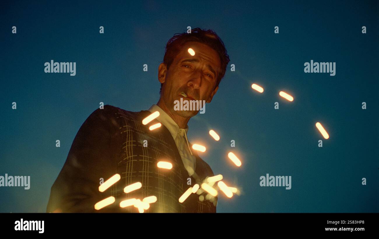 Le brutaliste (2024) réalisé par Brady Corbet et mettant en vedette Adrien Brody dans le rôle de László Tóth, un architecte visionnaire qui fuit l'Europe d'après-guerre avec sa femme pour construire un projet monumental en Amérique, mais pour faire face à des défis inattendus. Publicité encore ***USAGE ÉDITORIAL SEULEMENT***. Crédit : BFA / A24 Banque D'Images