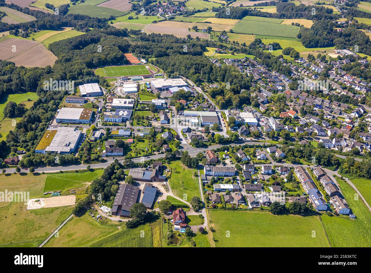 Vue aérienne, zone industrielle Kalthofs Park, stade de football Waldstadion et stade d'athlétisme FC Schwarz Weiß Silschede 1926 e.V., courts de tennis TC G Banque D'Images