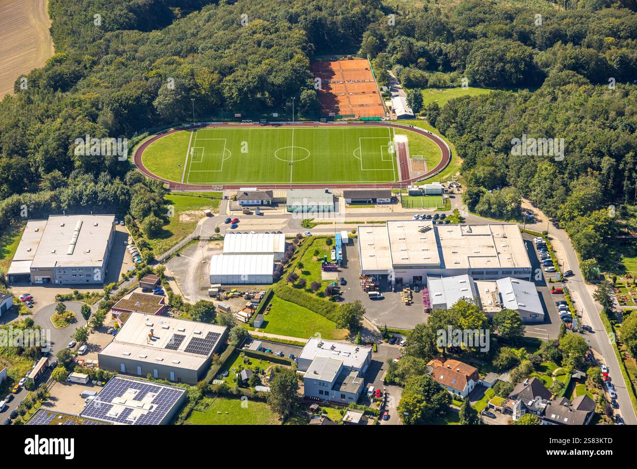 Vue aérienne, zone industrielle Kalthofs Park, stade forestier, stade de football et stade d'athlétisme FC Schwarz Weiß Silschede 1926 e.V., courts de tennis Banque D'Images