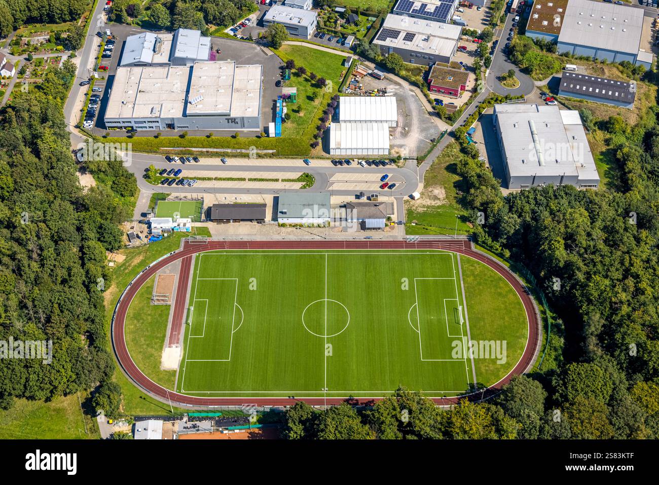 Vue aérienne, Waldstadion, stade de football et stade d'athlétisme FC Schwarz Weiß Silschede 1926 e.V., zone industrielle Kalthofs Park avec TKR Spezialwe Banque D'Images