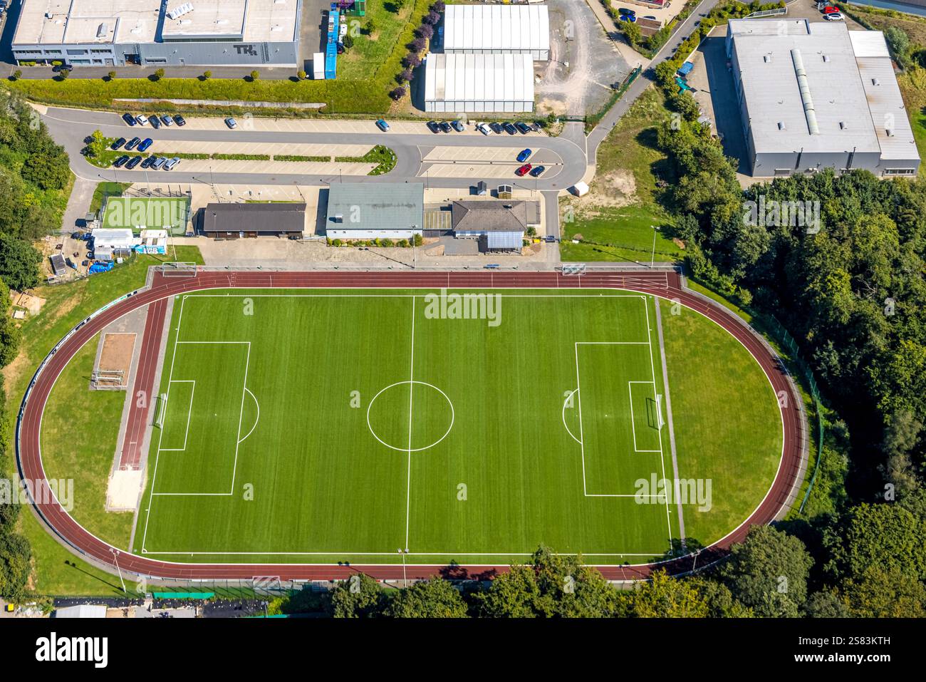 Vue aérienne, Waldstadion, stade de football et stade d'athlétisme FC Schwarz Weiß Silschede 1926 e.V., zone industrielle Kalthofs Park avec TKR Spezialwe Banque D'Images