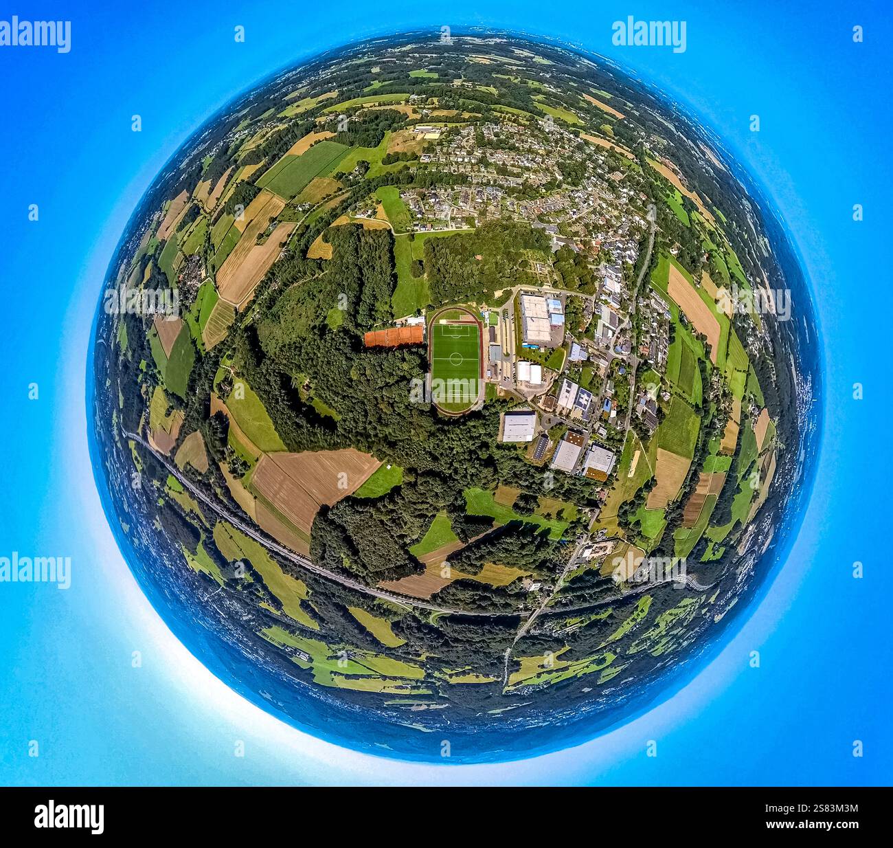 Vue aérienne, quartier résidentiel et quartier immobilier Silschede entouré de prairies et de champs avec zone forestière, stade de football Waldstadion des Banque D'Images