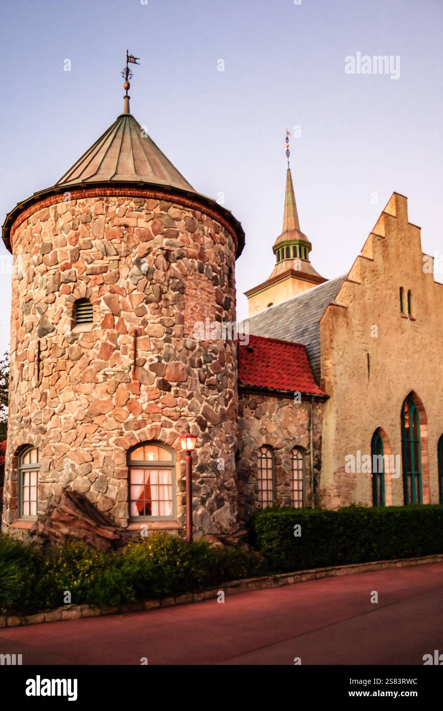 Un bâtiment en pierre avec un clocher et une fenêtre. Le bâtiment est vieux et a un aspect rustique Banque D'Images