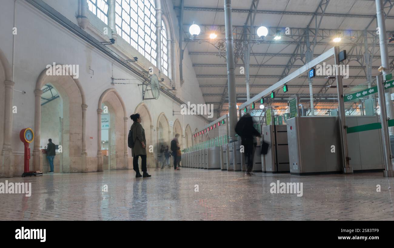 Gare de Lisbonne, photo longue exposition pour donner aux passagers l'apparence de la vitesse, Lisbonne, octobre 31, 2021Gare de Lisbonne, longue exposition Banque D'Images