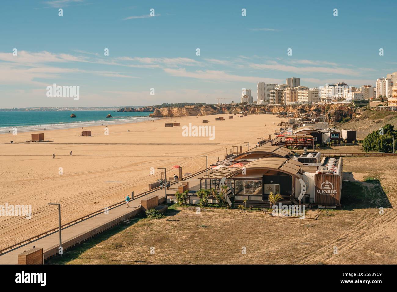 Portimao, Portugal, 18 janvier 2025. Sable doré et ambiance moderne en bord de mer à Praia da Rocha à Portimão. Banque D'Images