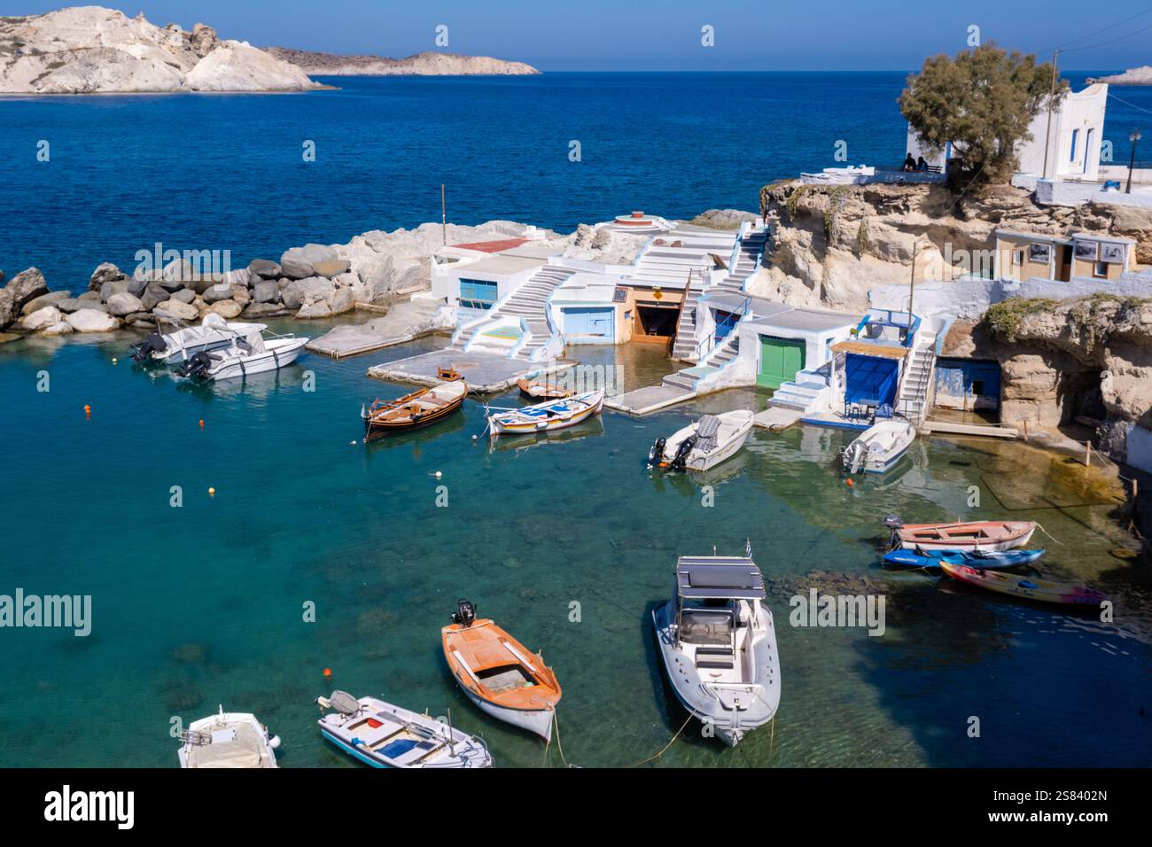Milos, GR - 28 septembre 2024 : maisons de pêcheurs traditionnelles et abris pour bateaux connus sous le nom de Syrmata Banque D'Images