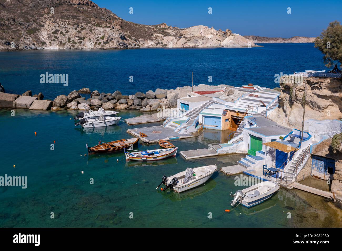 Milos, GR - 28 septembre 2024 : maisons de pêcheurs traditionnelles et abris pour bateaux connus sous le nom de Syrmata Banque D'Images