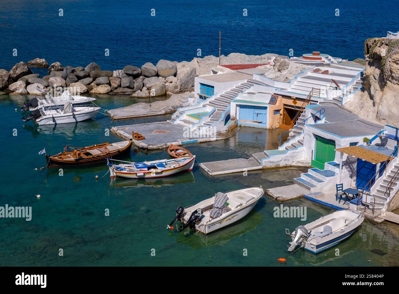 Milos, GR - 28 septembre 2024 : maisons de pêcheurs traditionnelles et abris pour bateaux connus sous le nom de Syrmata Banque D'Images