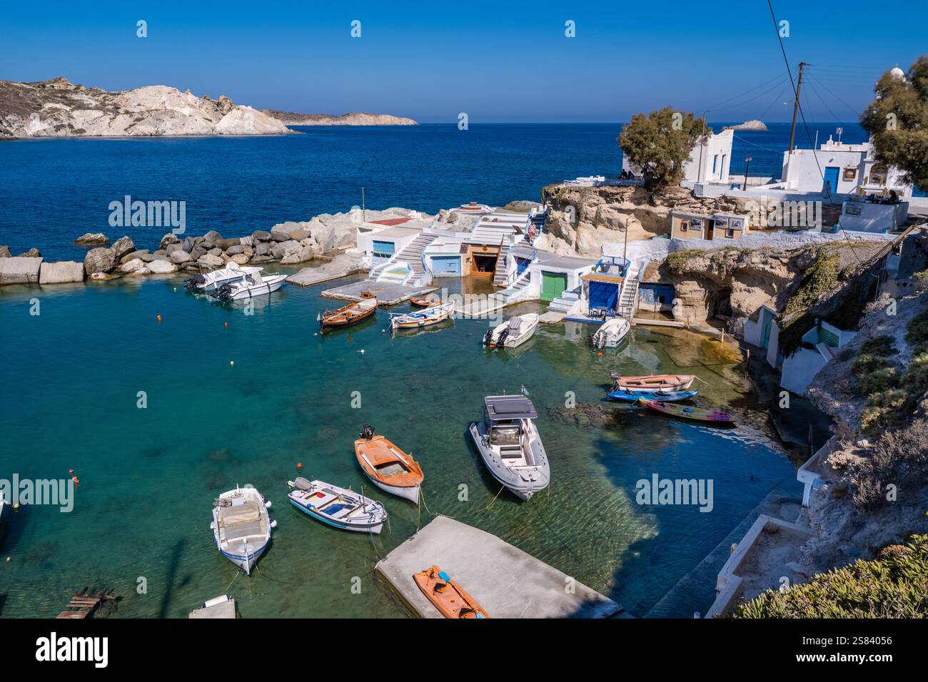 Milos, GR - 28 septembre 2024 : maisons de pêcheurs traditionnelles et abris pour bateaux connus sous le nom de Syrmata Banque D'Images