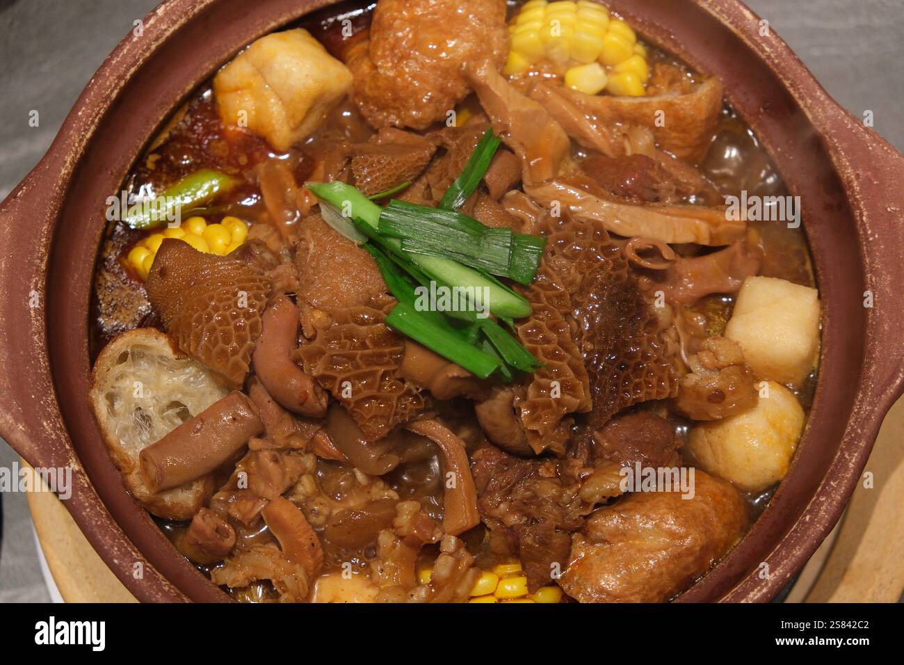 Ngau zap hot pot. Nourriture cantonaise à base d'entrailles de boeuf. Vue de dessus Banque D'Images