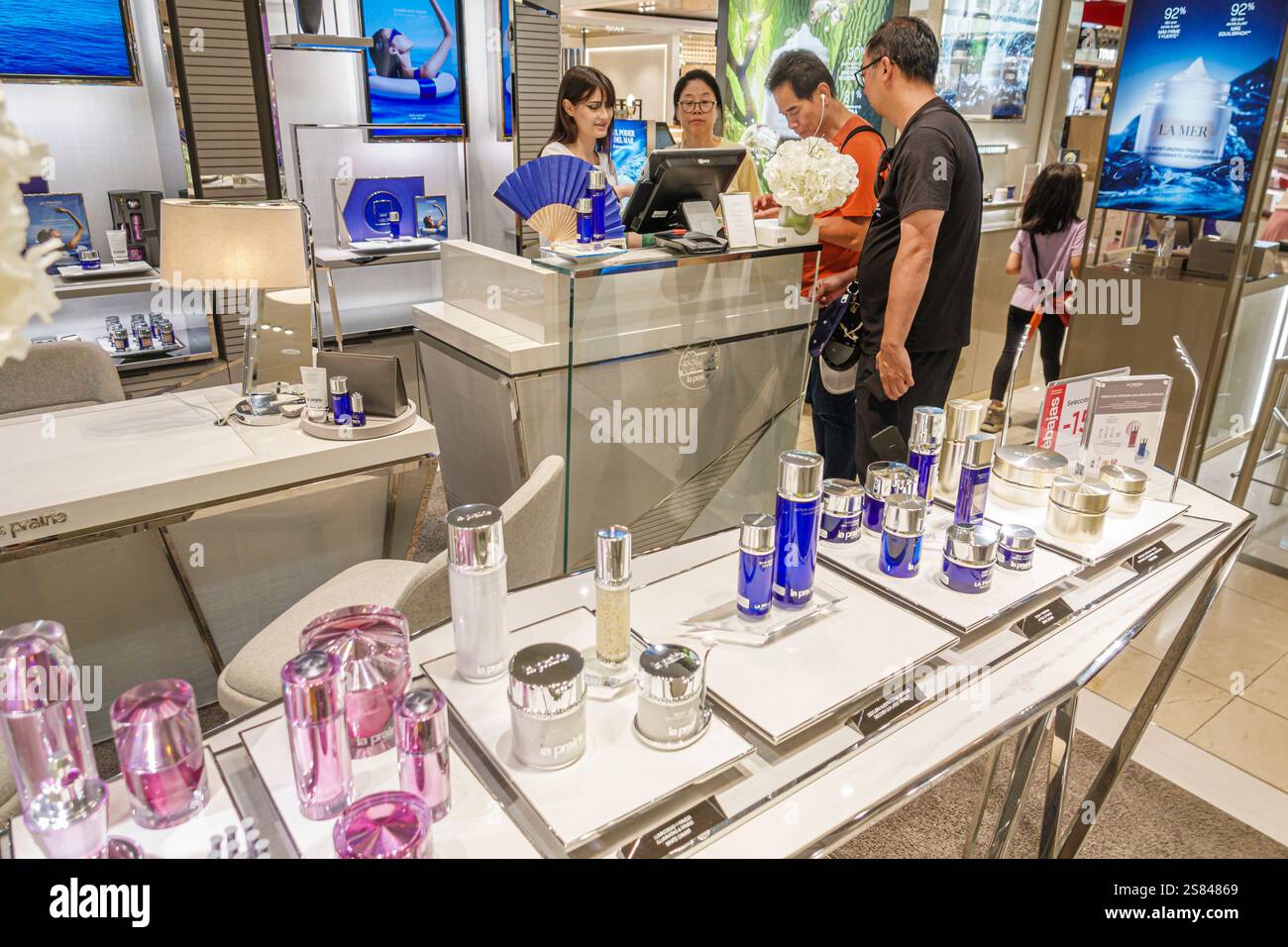Barcelone Espagne les Corts, Avinguda Diagonal, El Corte Ingles, grand magasin, shopping à l'intérieur de l'affichage de vente d'intérieur, marque la Prairie, section cosmétiques, Banque D'Images