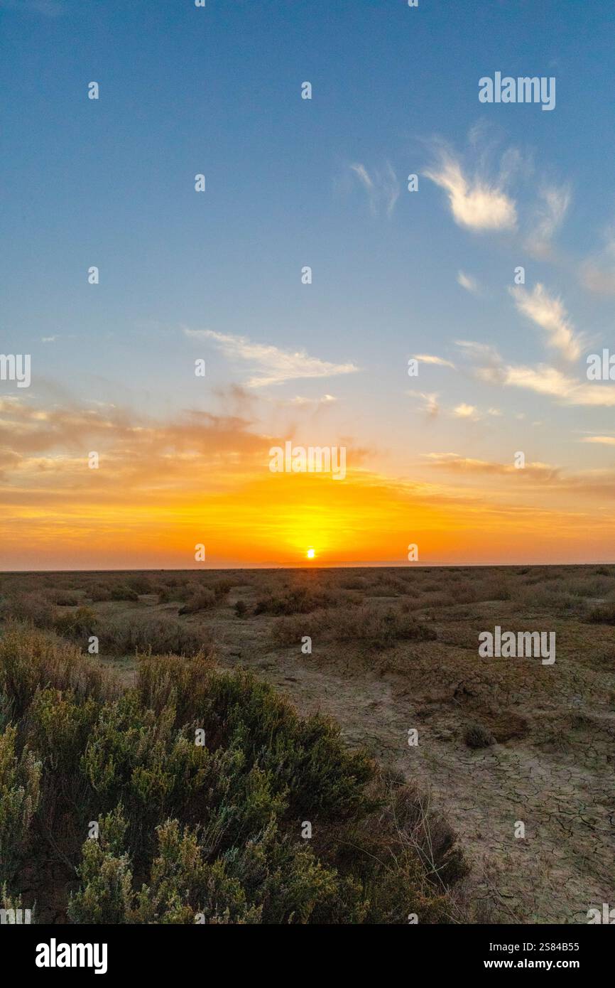 Le soleil se levant sur les terres arides du centre de la Tunisie Banque D'Images