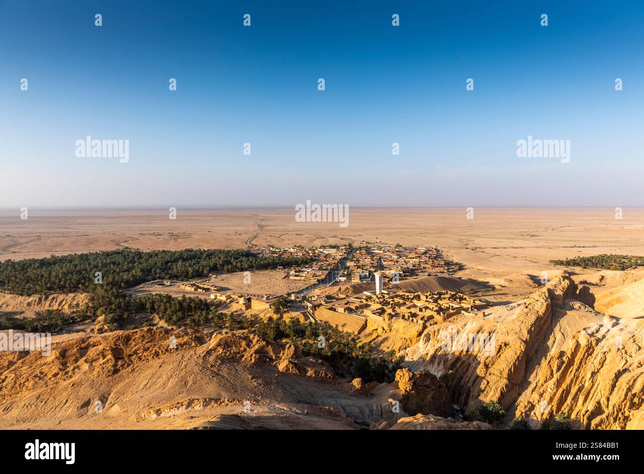 Petit village en Tunisie depuis un point de vue élevé, près de l'oasis de Chebika Banque D'Images