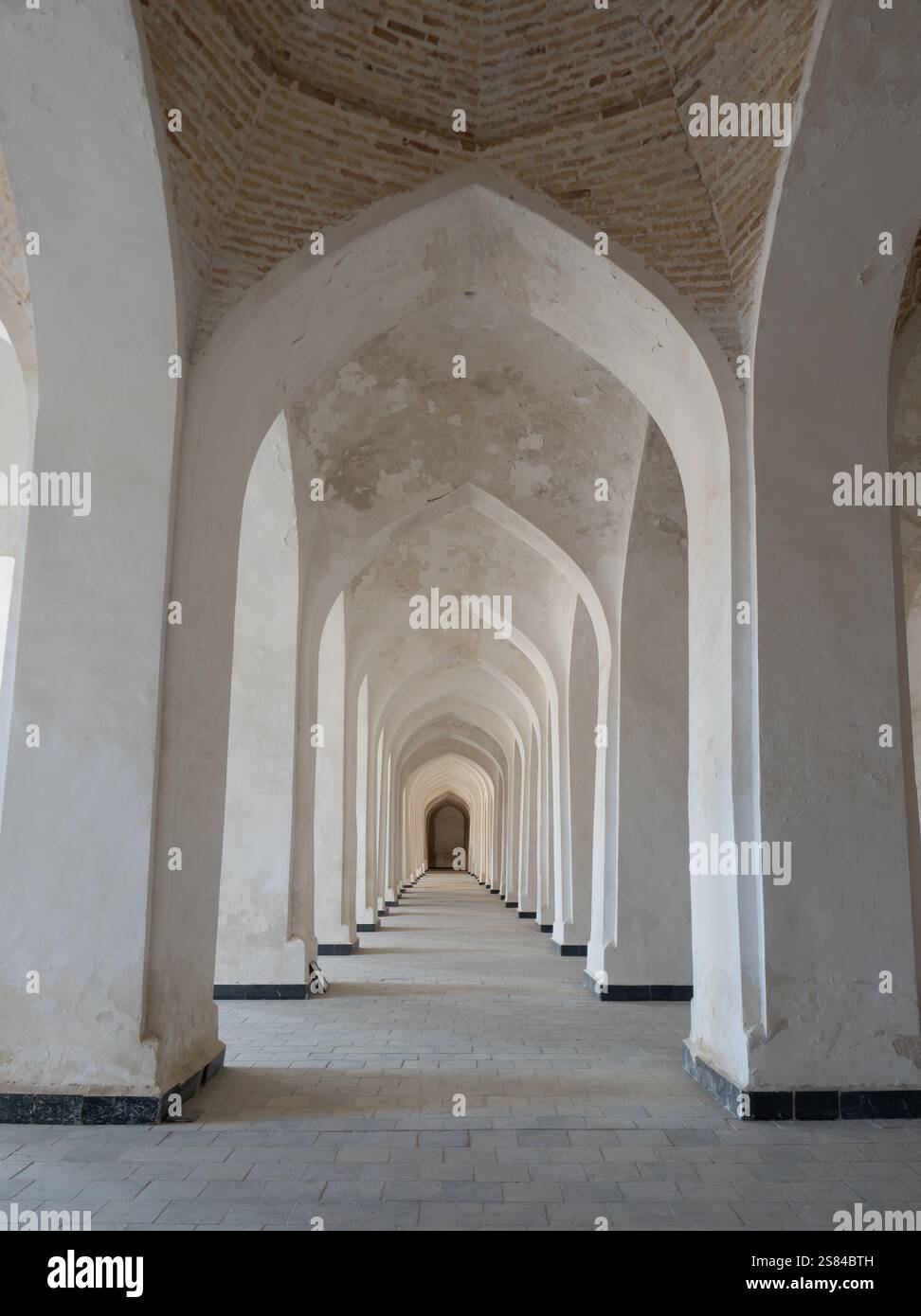 Passage en arc de brique recouvert de stuc à la mosquée Kalan ou Kalyan et Madrassa dans la vieille ville Boukhara, Ouzbékistan. Banque D'Images