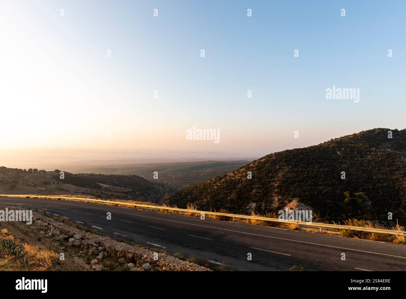 Une route surplombant une vallée en Tunisie Banque D'Images